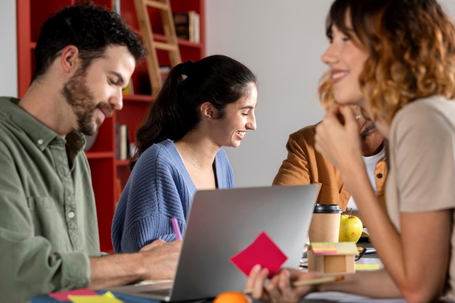 Estudiante revisando gráficos financieros en tablet durante sesión de aprendizaje