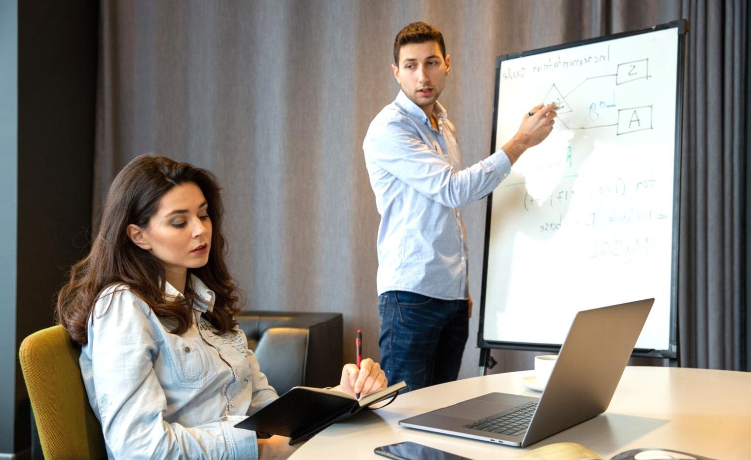 Asesor financiero revisando estrategias de inversión personalizadas para clientes principiantes